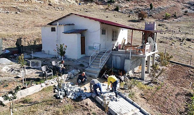 Tarsus'ta engelli bireyin güvenliği için parke çalışması yapıldı