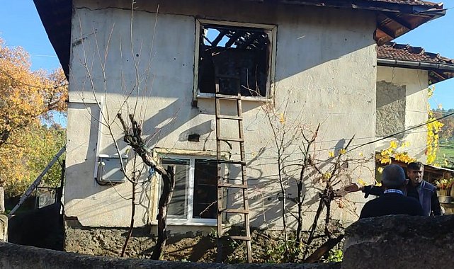 Tavşanlı'da 2 katlı ahşap ev yandı