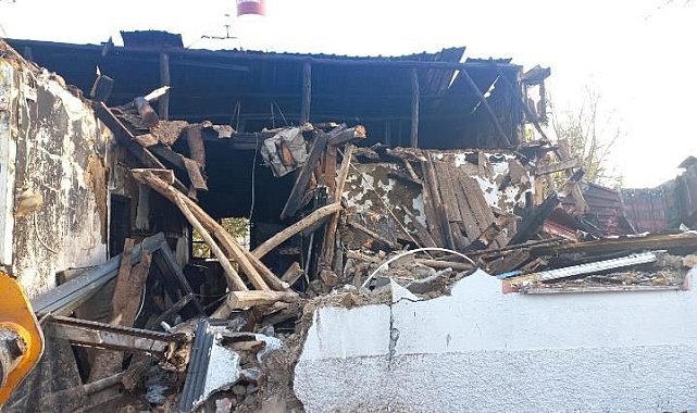 Tek katlı evde çıkan yangın 1 saatte söndürüldü