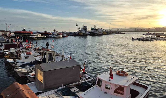 Tekirdağ'da lodos fırtınası balıkçıları denize çıkartmadı