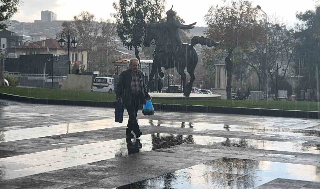 Tekirdağ'da şiddetli yağış etkili oldu, vatandaşlar sığınacak yer aradı