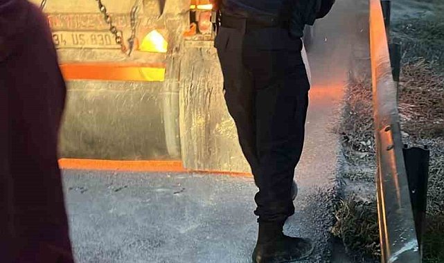 TEM Otoyolu'nda alev alan hafriyat kamyonunu jandarma ve itfaiye söndürdü