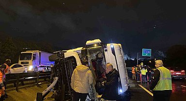 TEM'de tır devrildi, kasadaki granül yola saçıldı: 1 yaralı