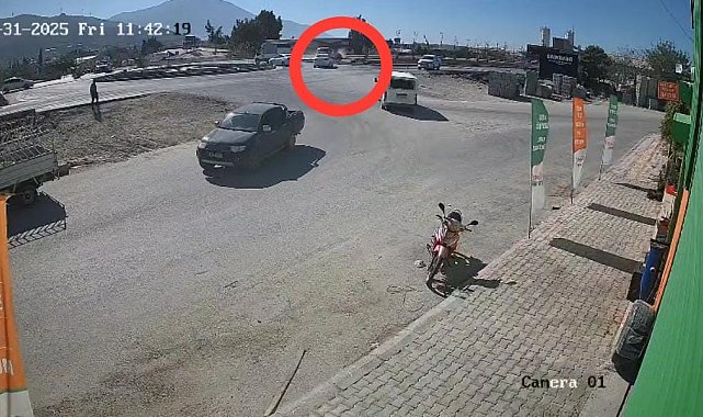 Ticari araç 2 motosiklete çarptı: 1 ölü, 5 yaralı