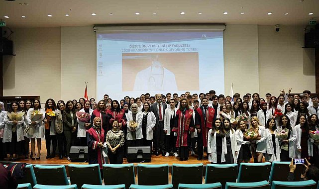 Tıp fakültesi öğrencileri beyaz önlüklerini giydi