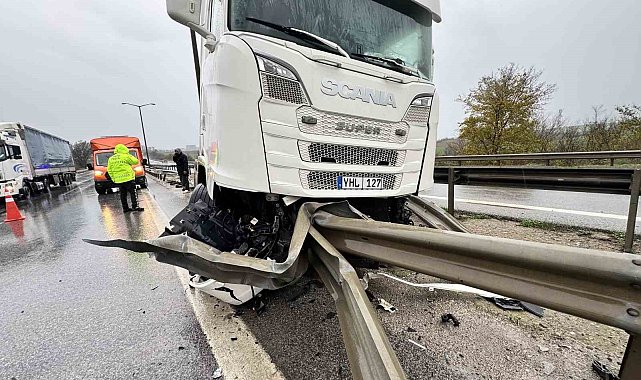 Tır bariyere saplandı