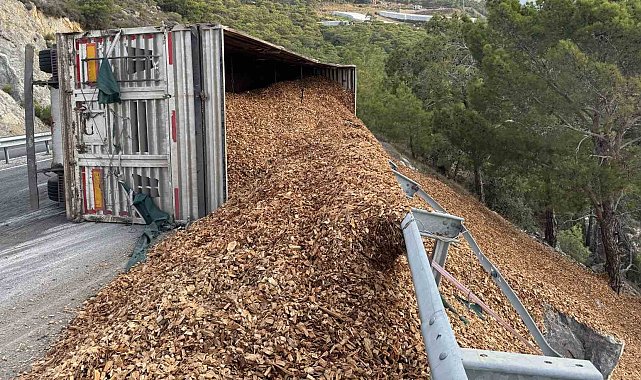 Tır devrildi, sürücü hafif yaralandı