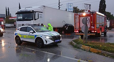 Tırın altında kalan otomobildeki karı koca hayatını kaybetti