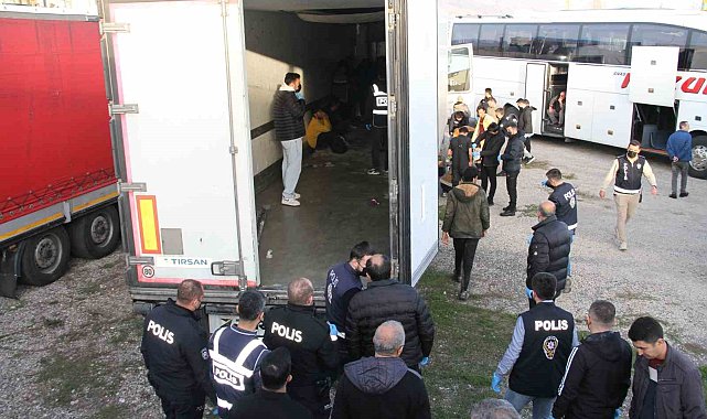 Tırın dorsesinde 28 kaçak göçmen bulundu