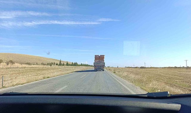 Tırın taşıdığı tuğlalar ile tehlikeli yolculuğu kamerada