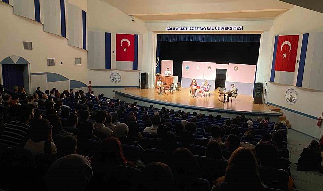 Tiyatro günlerinde salon doldu taştı