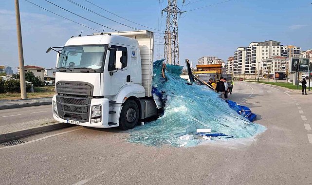 Tonlarca ağırlıktaki cam yola saçıldı