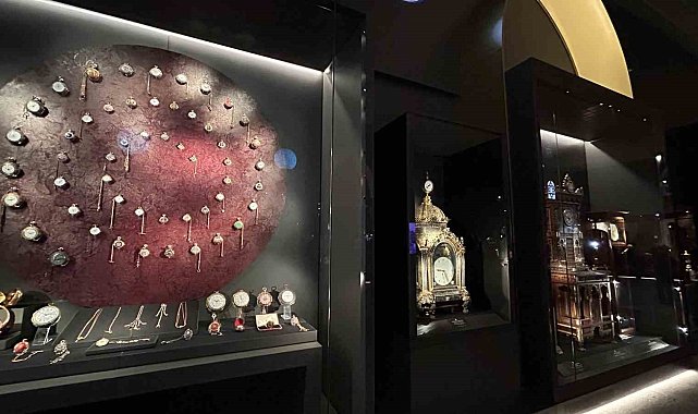 Topkapı Sarayı'nın dünyaca ünlü saat koleksiyonunun kapıları vatandaşların ziyaretine açıldı