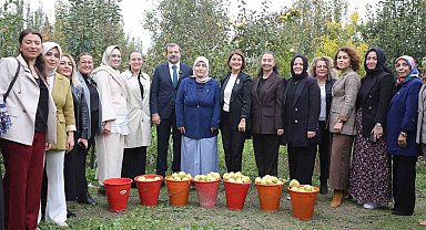 Topuklu iş kadınları ile şalvarlı köylü kadınları aynı tarlada
