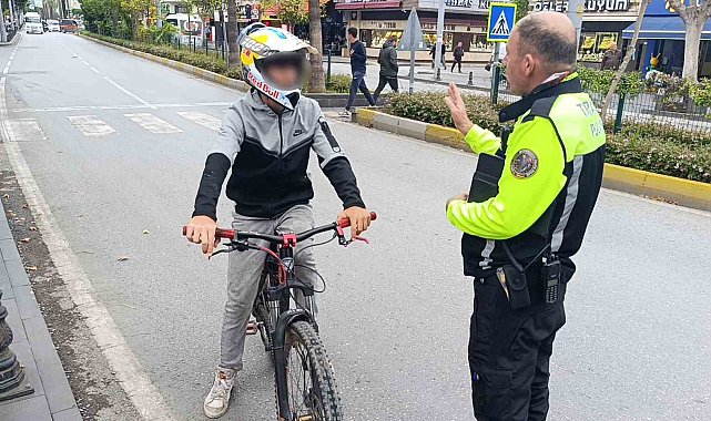 Trafik polisinden trafiği tehlikeye düşüren bisikletliye nasihat: "Bisiklete ceza yazılmaz diye düşünmeyin"