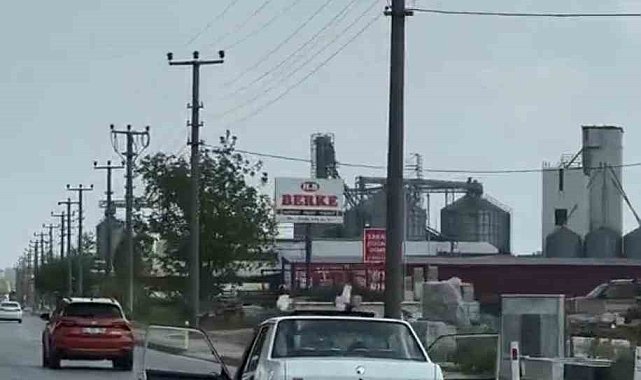 Trafikte akıl almaz anlar: Son ses müzikle kapıları açık vaziyette seyretti