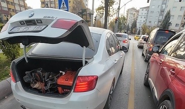 Trafikte bagajı açık kalan aracın yardımına motosiklet sürücüsü yetişti