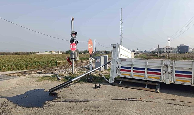 Turgutlu'da hemzemin geçitte kaza: Kamyonetin kasası koptu