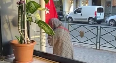 Türk bayrağını öpen teyzenin görüntüsü yürekleri ısıttı