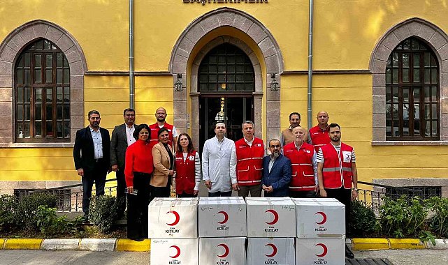 Türk Kızılay Manisa'dan tedavi gören vatandaşlara giysi desteği