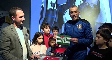 Türkiye'nin 3'üncü uzay yolcusu Gökhan Erdem uzaya çıkardığı Bursaspor bayrağını GUHEM'e teslim etti