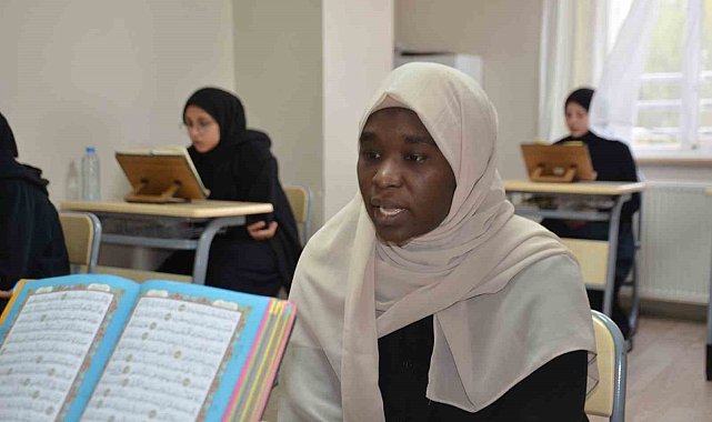 Türkiye'ye eğitim için geldi, her gün 3 saat uykuyla azmederek 8 ayda hafız oldu