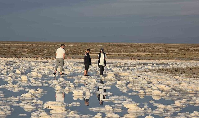 Tuz Gölü'nde sular çekildi, Pamukkale travertenlerini andırdı