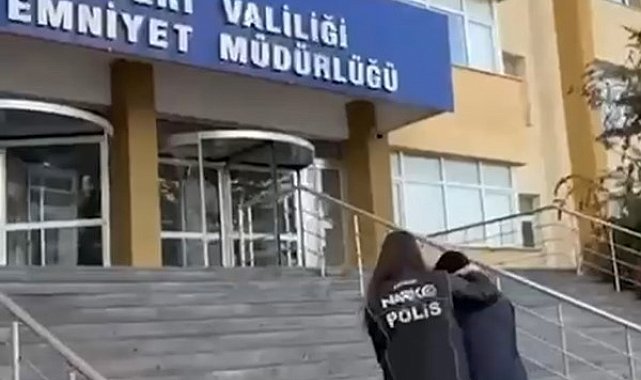 Uluslararası uyuşturucu madde ticareti yapan şüpheli midesinde uyuşturucuyla yakalandı