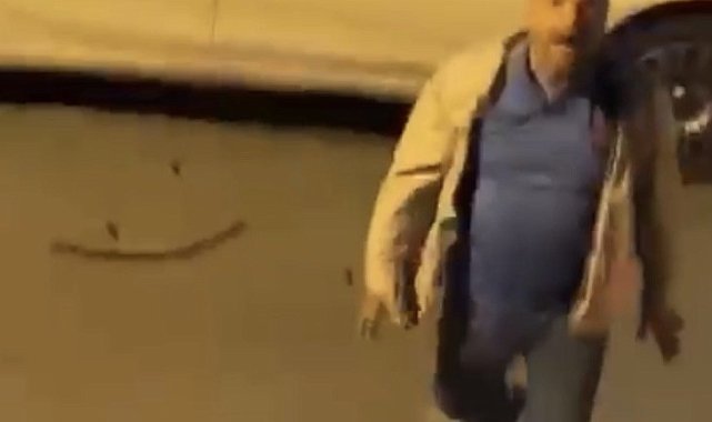 Ümraniye'de eşinin ve komşusunun otomobiline sopayla zarar veren kişi kamerada