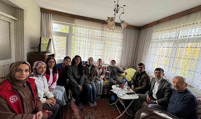 Üniversiteli gençler Bolu'nun asırlık çınarıyla buluştu