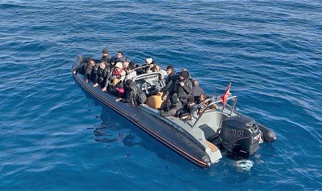 Urla açıklarında 28 düzensiz göçmen yakalandı