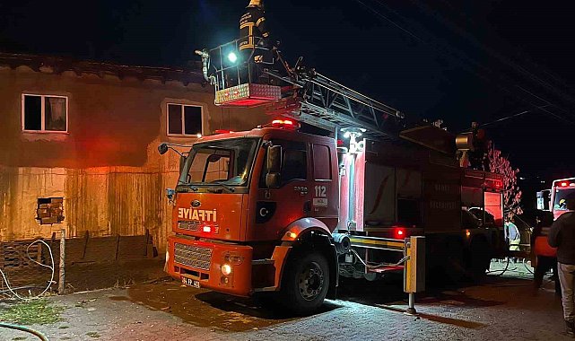 Uşak'ta 2 katlı evin çatısı yandı