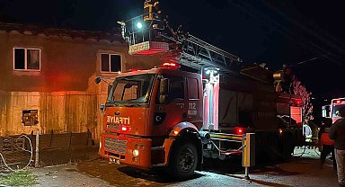 Uşak'ta 2 katlı evin çatısı yandı