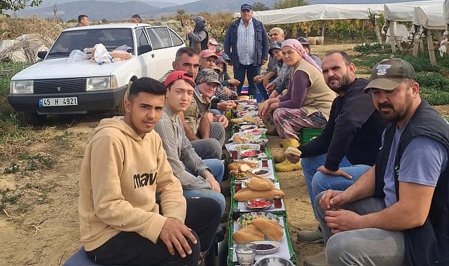 Üzüm alıcısından işçilere ziyafet