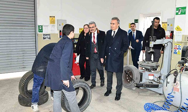 Vali Çiçek'ten okul ziyareti