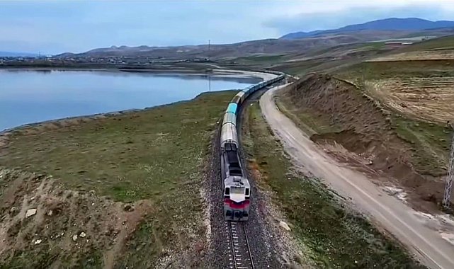 Van-İran seferi yapan yük treni Erçek Gölü kıyısında kartpostallık görüntüler oluşturuyor