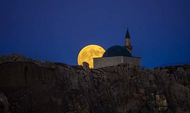 Van Kalesi, "Kunduz Süper Ay" ile görsel şölen oluşturdu