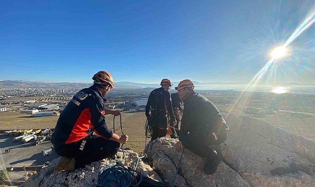 Van'da kayalıklarda mahsur kalan şahıs kurtarıldı