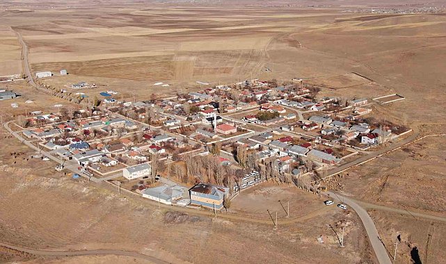 Van'ın Özalp ilçesinde simetrik yapılar sonbahar güzelliğiyle büyülüyor