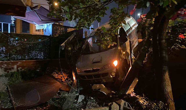 Virajı alamayan iki araç çarpıştı, panelvan evin bahçesine girdi: 1 yaralı