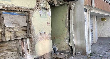 Yaklaşık 5 yıldır metruk halde olan ev tedirginlik oluşturuyor