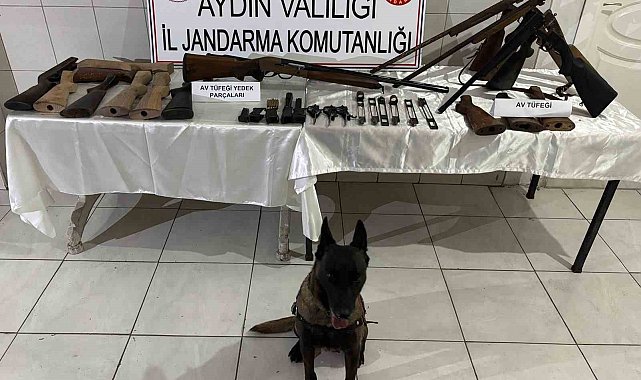 Yaptığı silahlara müşteri ararken yakalandı