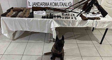 Yaptığı silahlara müşteri ararken yakalandı