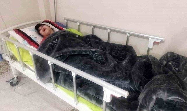 Yatalak hastaya ortopedik yatak desteği