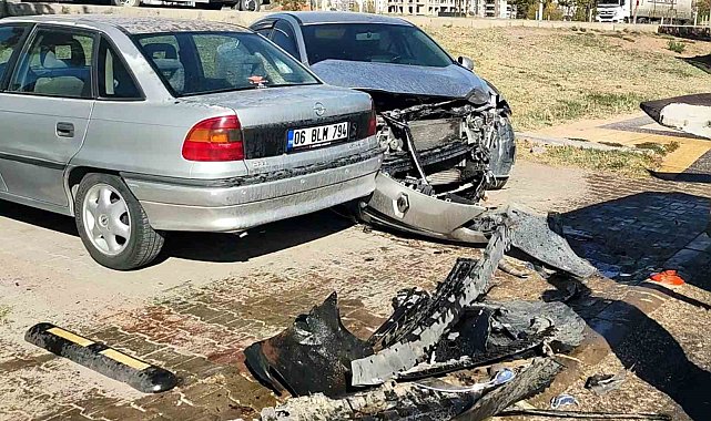 Yayaya çarpmamak için manevra yaptı, park halindeki araçlara çarptı: 2 yaralı