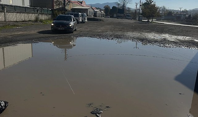 Yol gölete döndü, kapalı pazar yerinde vatandaşın çilesi bitmiyor