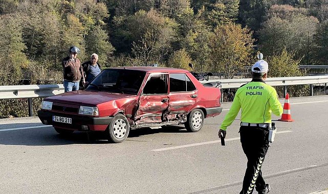 Yolcu minibüsü ve otomobil çarpıştı: 2 yaralı