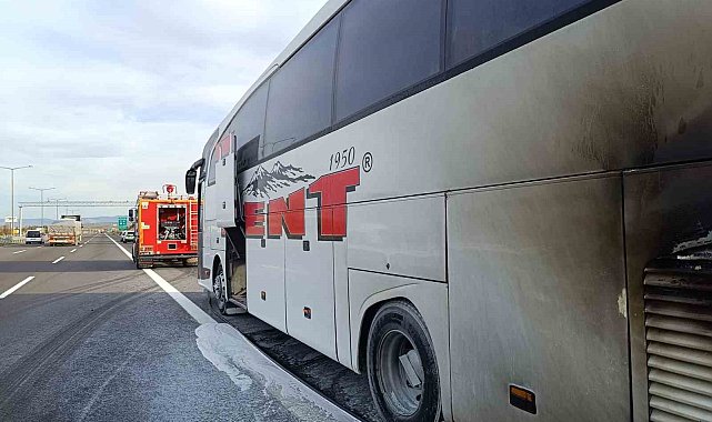 Yolcu otobüsünün motor kısmından alevler yükseldi