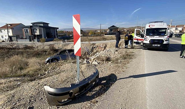 Yoldan çıkan otomobil taşlık alanda asılı kaldı