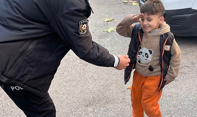 Yoldan geçen emniyet müdürünü gördü, asker selamıyla yürekleri ısıttı